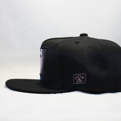 девушка на кепке кепка Snapback my shit is expensive everything is lit Cayler and Sons купить