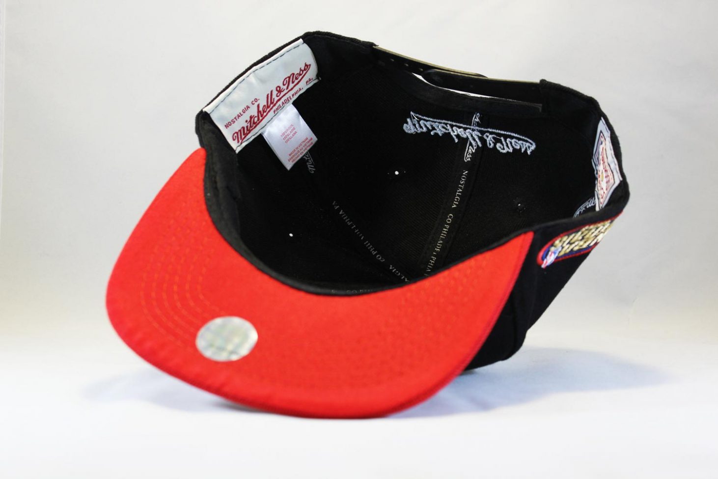 Кепка Snapback New Era Chicago Bulls черная с красным козырьком и логотипом быка с доставкой по Украине