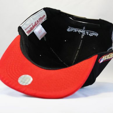 Купить кепку Snapback New Era Chicago Bulls черную с красным козырьком и логотипом быка в Украине