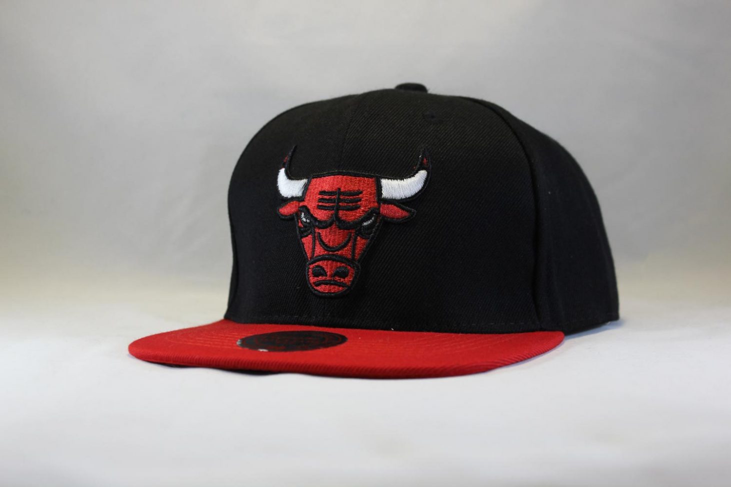 Купить кепку Snapback New Era Chicago Bulls черную с красным козырьком и логотипом быка в Украине