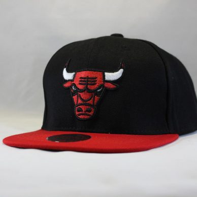 Купить кепку Snapback New Era Chicago Bulls черную с красным козырьком и логотипом быка в Украине