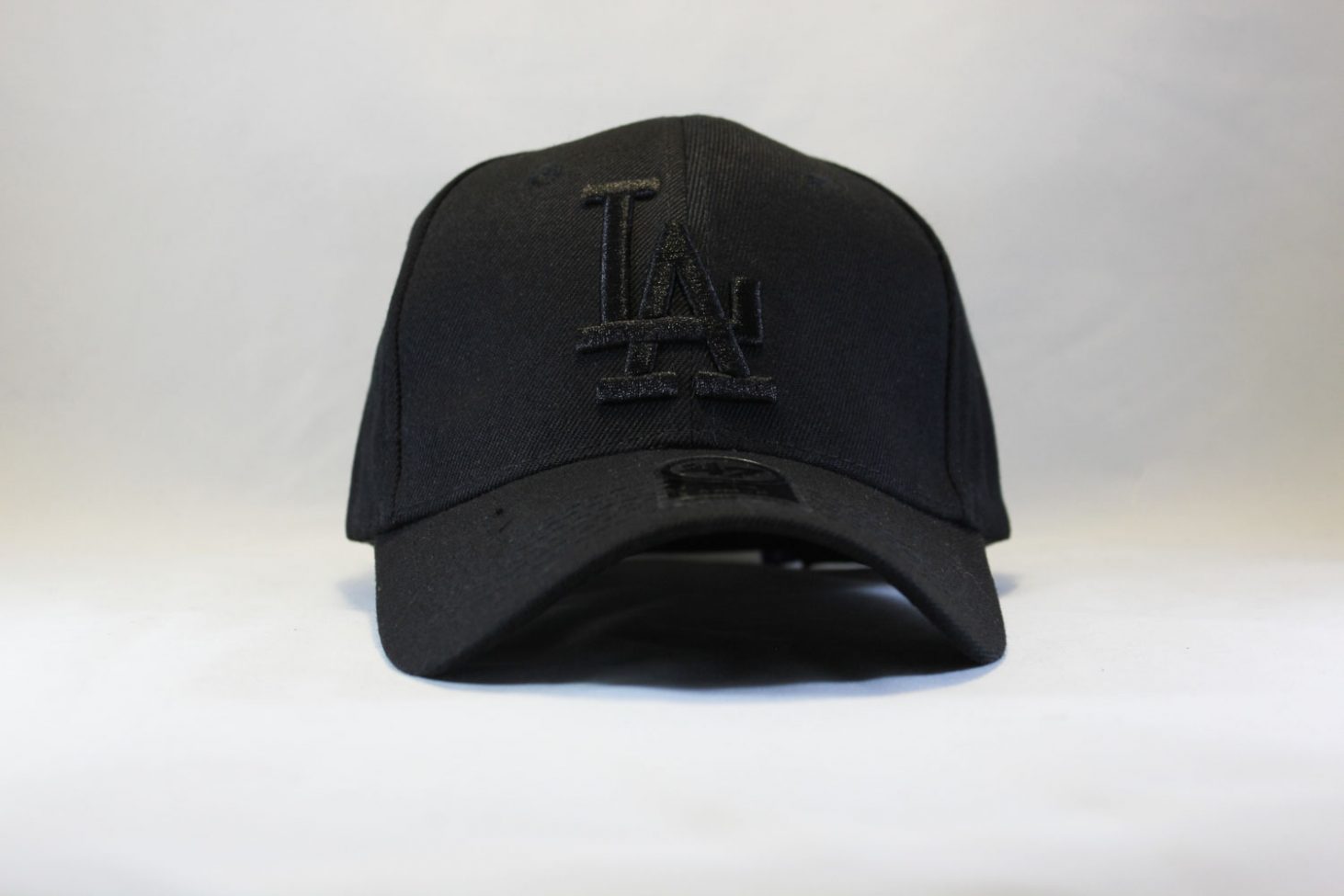 Купить полностью черную бейсбольную кепку New Era LA Los Angeles с черным логотипом в Украине