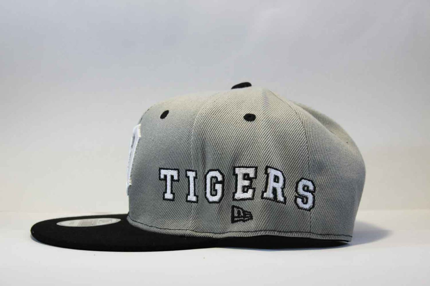 кепка snapback Detroit Tigers пол цвета сера черная New Era