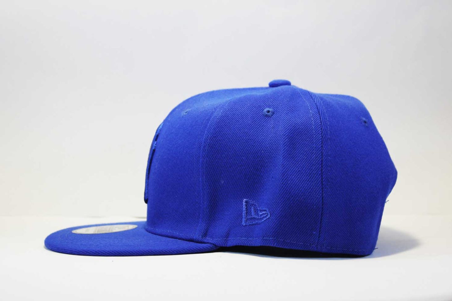 полностью синяя кепка snapback New Era Yankees голубая с синим логотипом